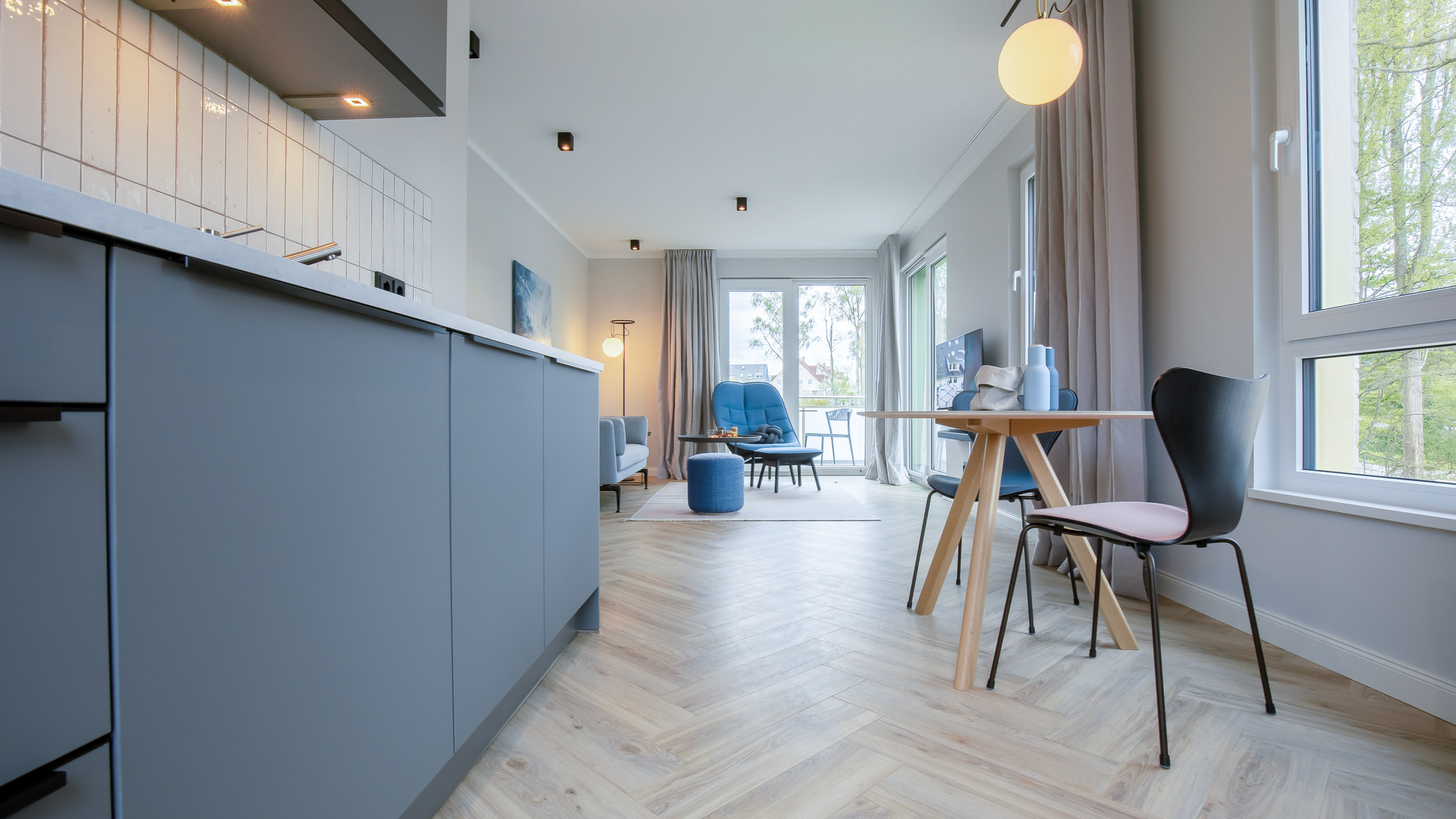 Foto vom Küche und Wohnzimmer im Appartement 3 im Makani Scharbeutz an der Ostsee